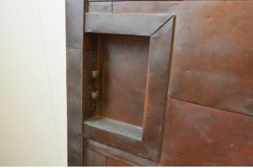 アンティーク建具　美品!!　上品な佇まいが魅力的な古い銅板張りの蔵戸1枚(引き戸、玄関戸)(R-066784)