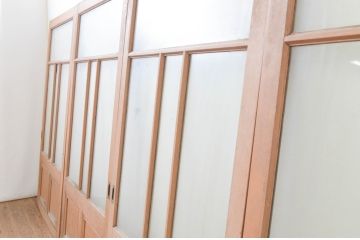 アンティーク建具　ペイント仕上げ限定　上質な空間づくりにおすすめ!古いナラ材の店舗用ガラス戸4枚セット(引き戸)(R-066785)