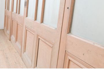 アンティーク建具　ペイント仕上げ限定　上質な空間づくりにおすすめ!古いナラ材の店舗用ガラス戸4枚セット(引き戸)(R-066785)