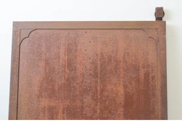 アンティーク建具　激レアデザイン　希少!重厚感ある佇まいが目を惹く鉄製の蔵戸1枚(鉄扉、玄関戸、引き戸)(R-066786)