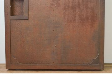 アンティーク建具　激レアデザイン　希少!重厚感ある佇まいが目を惹く鉄製の蔵戸1枚(鉄扉、玄関戸、引き戸)(R-066786)