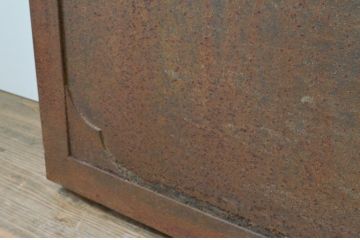 アンティーク建具　激レアデザイン　希少!重厚感ある佇まいが目を惹く鉄製の蔵戸1枚(鉄扉、玄関戸、引き戸)(R-066786)