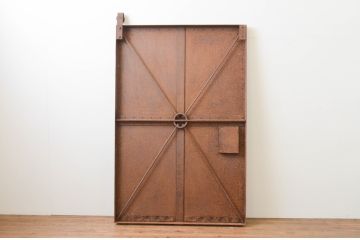 アンティーク建具　激レアデザイン　希少!重厚感ある佇まいが目を惹く鉄製の蔵戸1枚(鉄扉、玄関戸、引き戸)(R-066786)