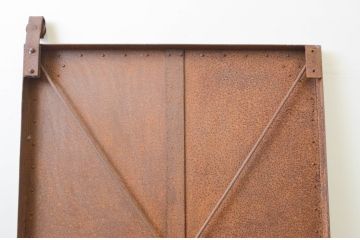 アンティーク建具　激レアデザイン　希少!重厚感ある佇まいが目を惹く鉄製の蔵戸1枚(鉄扉、玄関戸、引き戸)(R-066786)