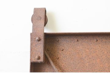 アンティーク建具　激レアデザイン　希少!重厚感ある佇まいが目を惹く鉄製の蔵戸1枚(鉄扉、玄関戸、引き戸)(R-066786)
