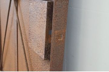 アンティーク建具　激レアデザイン　希少!重厚感ある佇まいが目を惹く鉄製の蔵戸1枚(鉄扉、玄関戸、引き戸)(R-066786)