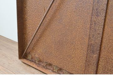 アンティーク建具　激レアデザイン　希少!重厚感ある佇まいが目を惹く鉄製の蔵戸1枚(鉄扉、玄関戸、引き戸)(R-066786)
