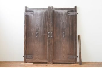 アンティーク建具　高級品!!　総欅(ケヤキ)材　一枚板　経年により深みを増した木色が趣ある門扉1対(2枚セット、木製扉、蔵戸、玄関戸)(R-066787)