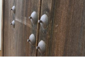 アンティーク建具　高級品!!　総欅(ケヤキ)材　一枚板　経年により深みを増した木色が趣ある門扉1対(2枚セット、木製扉、蔵戸、玄関戸)(R-066787)