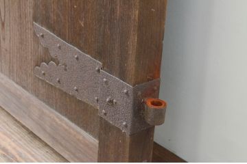 アンティーク建具　高級品!!　総欅(ケヤキ)材　一枚板　経年により深みを増した木色が趣ある門扉1対(2枚セット、木製扉、蔵戸、玄関戸)(R-066787)