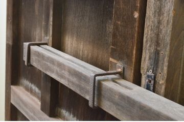 アンティーク建具　高級品!!　総欅(ケヤキ)材　一枚板　経年により深みを増した木色が趣ある門扉1対(2枚セット、木製扉、蔵戸、玄関戸)(R-066787)