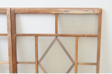 アンティーク建具　ペイント仕上げ限定　大正ロマン　ひし形のデザインが魅力的なガラス窓2枚セット(ガラス戸、引き戸)(R-066788)