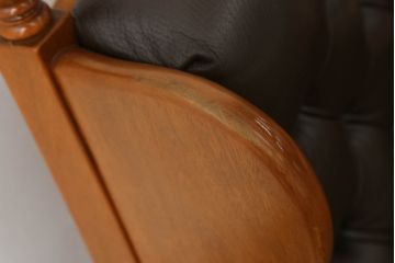 中古　美品　横浜クラシック家具　ダニエル(daniel)　レオナアームチェア (Leona)　A-516　優雅で高級感漂うデザインが魅力の本革一人掛けソファ(1Pソファ、1人掛けソファ、ラウンジチェア、レザーチェア)(R-066804)
