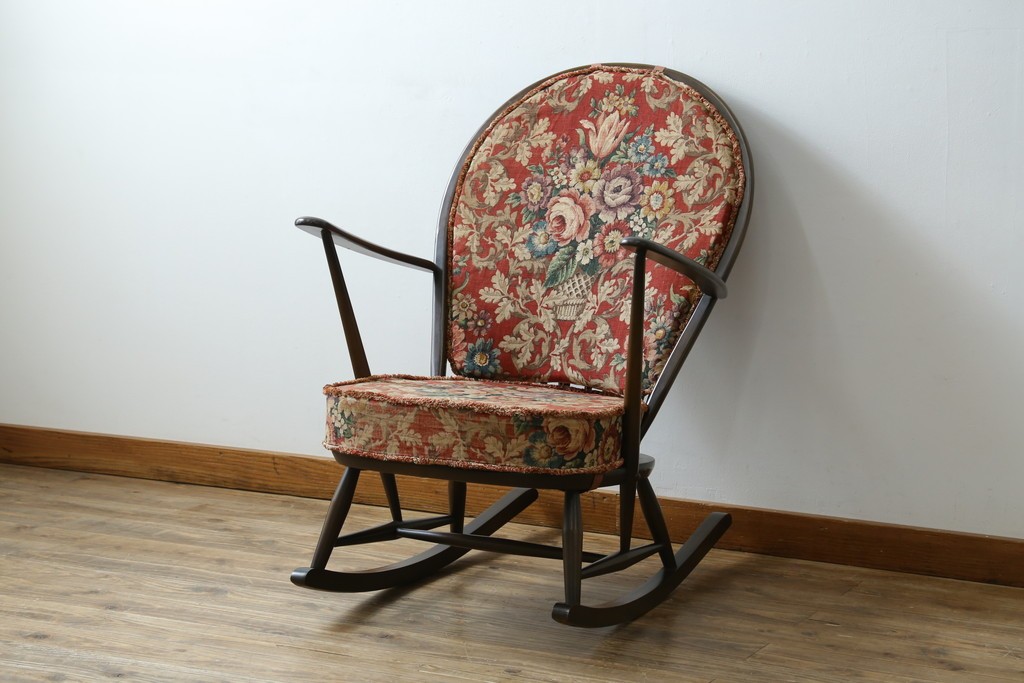 イギリスビンテージ　ERCOL(アーコール)　クラシカルな佇まいが魅力のクッション付きロッキングチェア　(R-066805)