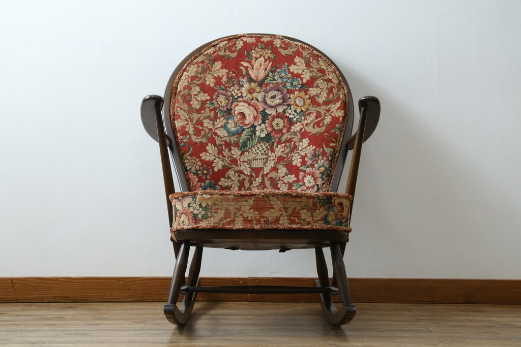 イギリスビンテージ　ERCOL(アーコール)　クラシカルな佇まいが魅力のクッション付きロッキングチェア　(R-066805)