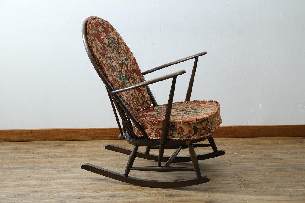 イギリスビンテージ　ERCOL(アーコール)　クラシカルな佇まいが魅力のクッション付きロッキングチェア　(R-066805)