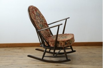 イギリスビンテージ　ERCOL(アーコール)　クラシカルな佇まいが魅力のクッション付きロッキングチェア　(R-066805)