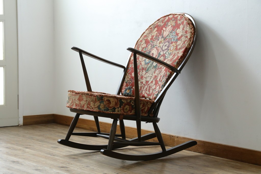 イギリスビンテージ　ERCOL(アーコール)　クラシカルな佇まいが魅力のクッション付きロッキングチェア　(R-066805)