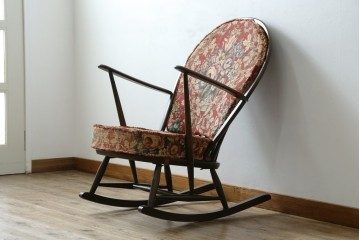 イギリスビンテージ　ERCOL(アーコール)　クラシカルな佇まいが魅力のクッション付きロッキングチェア　(R-066805)