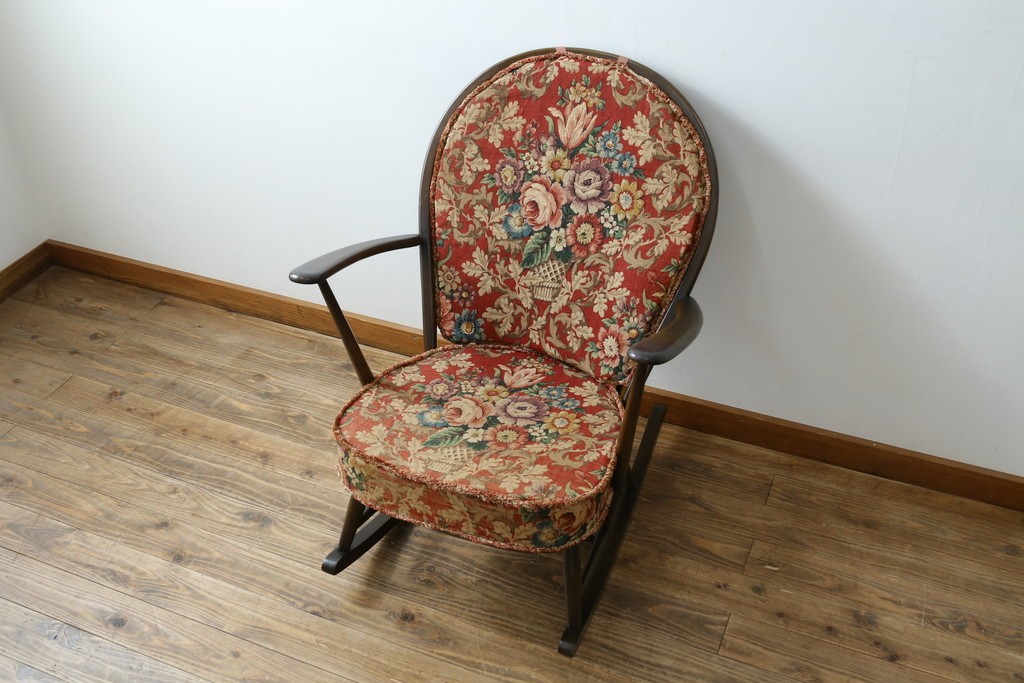 イギリスビンテージ　ERCOL(アーコール)　クラシカルな佇まいが魅力のクッション付きロッキングチェア　(R-066805)