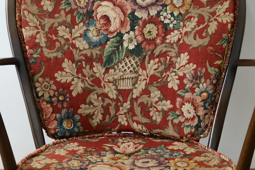 イギリスビンテージ　ERCOL(アーコール)　クラシカルな佇まいが魅力のクッション付きロッキングチェア　(R-066805)