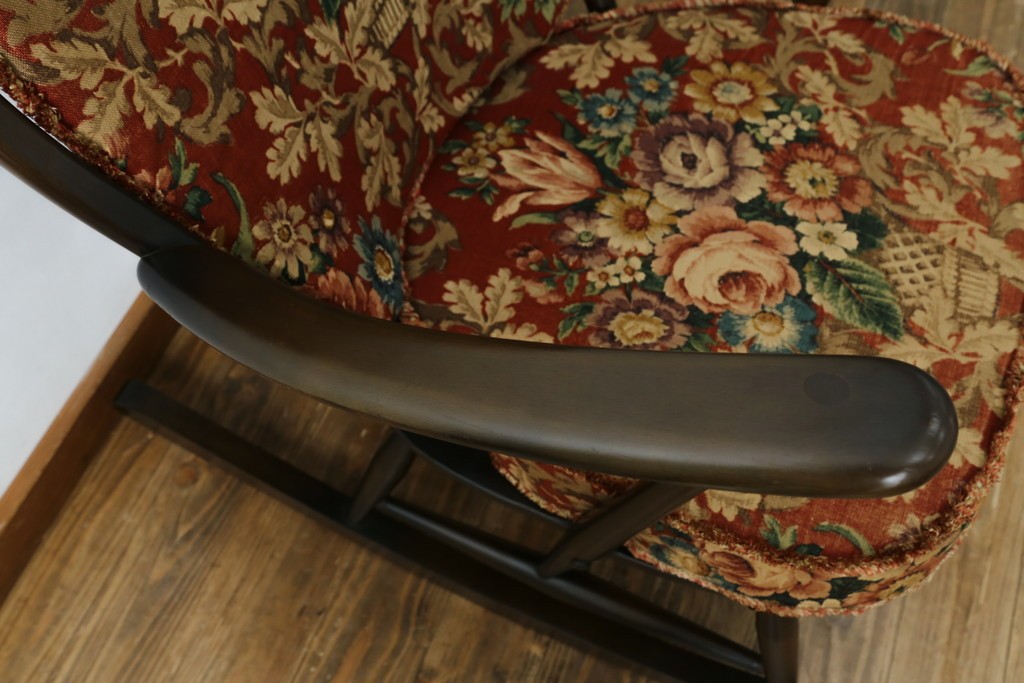 イギリスビンテージ　ERCOL(アーコール)　クラシカルな佇まいが魅力のクッション付きロッキングチェア　(R-066805)
