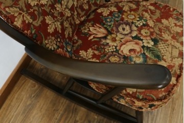 イギリスビンテージ　ERCOL(アーコール)　クラシカルな佇まいが魅力のクッション付きロッキングチェア　(R-066805)