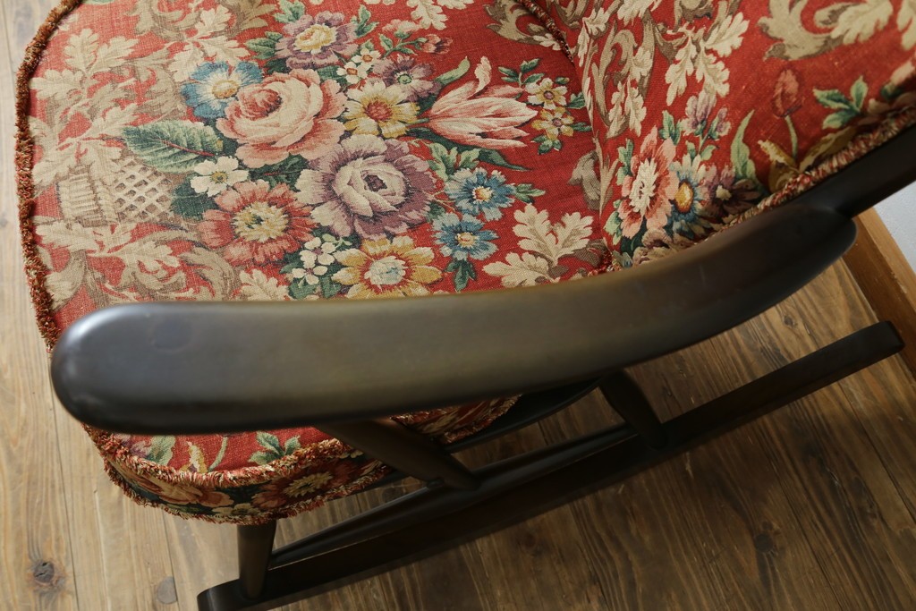 イギリスビンテージ　ERCOL(アーコール)　クラシカルな佇まいが魅力のクッション付きロッキングチェア　(R-066805)