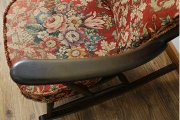 イギリスビンテージ　ERCOL(アーコール)　クラシカルな佇まいが魅力のクッション付きロッキングチェア　(R-066805)