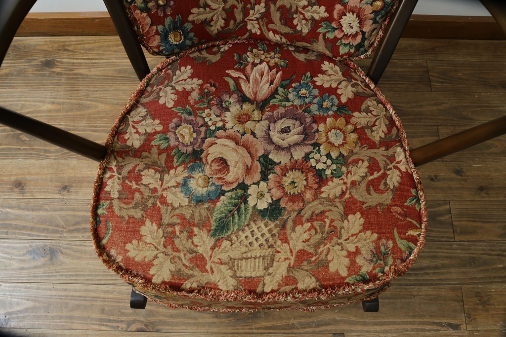 イギリスビンテージ　ERCOL(アーコール)　クラシカルな佇まいが魅力のクッション付きロッキングチェア　(R-066805)