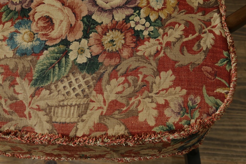 イギリスビンテージ　ERCOL(アーコール)　クラシカルな佇まいが魅力のクッション付きロッキングチェア　(R-066805)