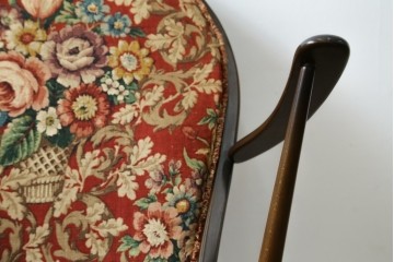 イギリスビンテージ　ERCOL(アーコール)　クラシカルな佇まいが魅力のクッション付きロッキングチェア　(R-066805)