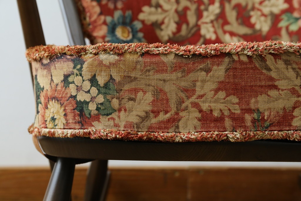 イギリスビンテージ　ERCOL(アーコール)　クラシカルな佇まいが魅力のクッション付きロッキングチェア　(R-066805)