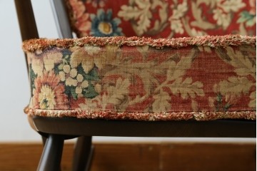 イギリスビンテージ　ERCOL(アーコール)　クラシカルな佇まいが魅力のクッション付きロッキングチェア　(R-066805)