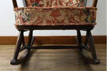 イギリスビンテージ　ERCOL(アーコール)　クラシカルな佇まいが魅力のクッション付きロッキングチェア　(R-066805)