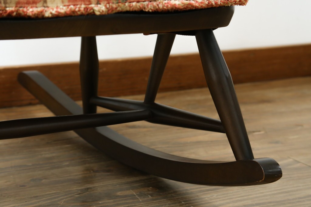 イギリスビンテージ　ERCOL(アーコール)　クラシカルな佇まいが魅力のクッション付きロッキングチェア　(R-066805)