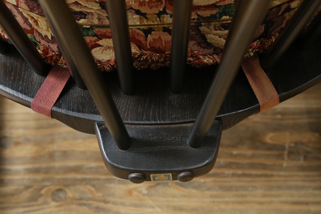 イギリスビンテージ　ERCOL(アーコール)　クラシカルな佇まいが魅力のクッション付きロッキングチェア　(R-066805)