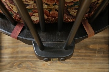 イギリスビンテージ　ERCOL(アーコール)　クラシカルな佇まいが魅力のクッション付きロッキングチェア　(R-066805)