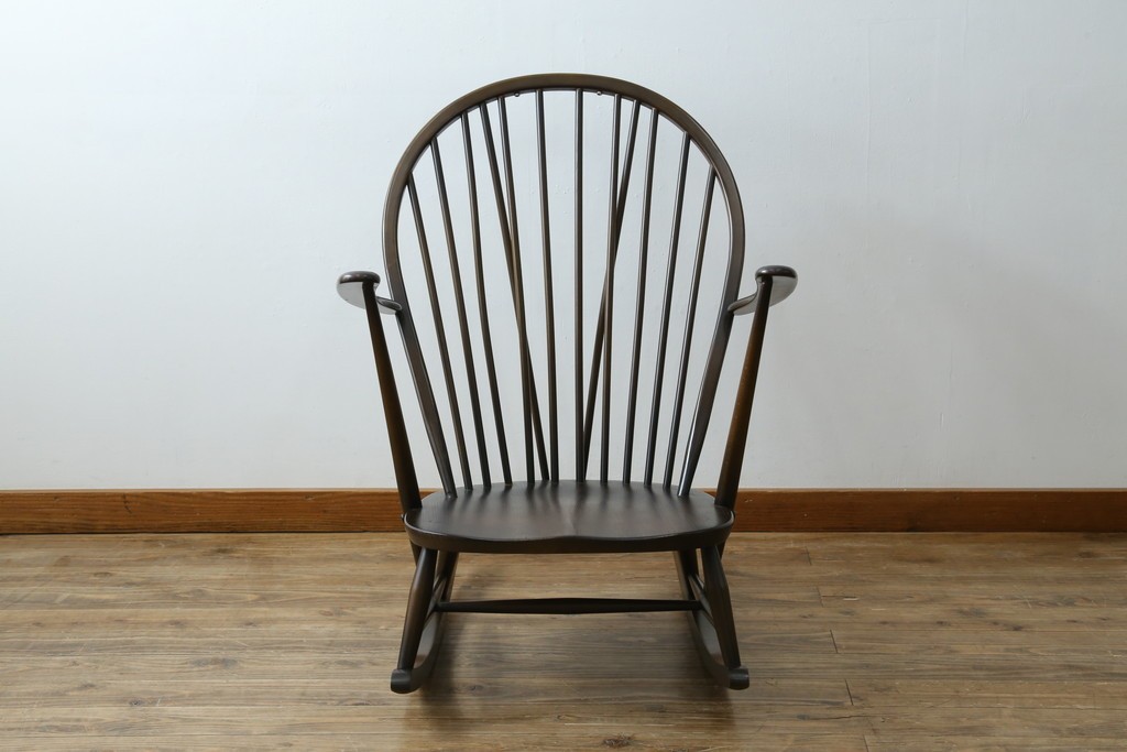 イギリスビンテージ　ERCOL(アーコール)　クラシカルな佇まいが魅力のクッション付きロッキングチェア　(R-066805)