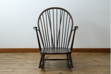 イギリスビンテージ　ERCOL(アーコール)　クラシカルな佇まいが魅力のクッション付きロッキングチェア　(R-066805)