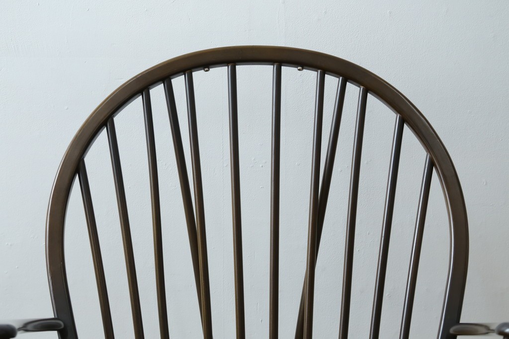 イギリスビンテージ　ERCOL(アーコール)　クラシカルな佇まいが魅力のクッション付きロッキングチェア　(R-066805)