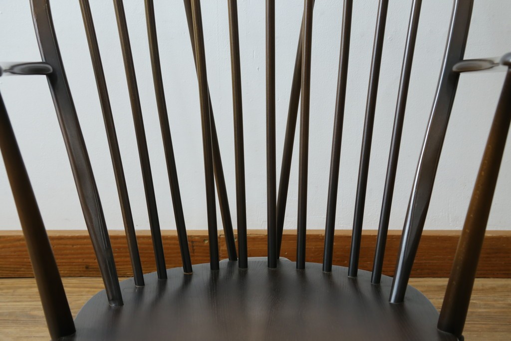 イギリスビンテージ　ERCOL(アーコール)　クラシカルな佇まいが魅力のクッション付きロッキングチェア　(R-066805)