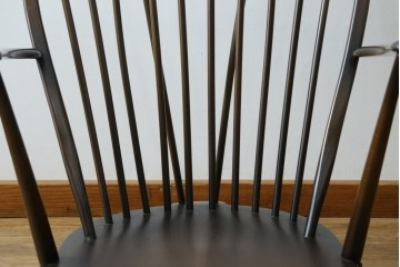 イギリスビンテージ　ERCOL(アーコール)　クラシカルな佇まいが魅力のクッション付きロッキングチェア　(R-066805)