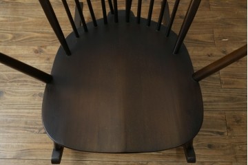 イギリスビンテージ　ERCOL(アーコール)　クラシカルな佇まいが魅力のクッション付きロッキングチェア　(R-066805)