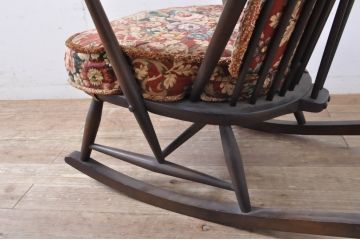 イギリスビンテージ　ERCOL(アーコール)　クラシカルな佇まいが魅力のクッション付きロッキングチェア(揺り椅子、イス、アームチェア、英国、北欧、ヴィンテージ)(R-066805)
