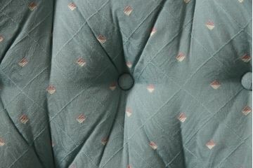中古　美品　DREXEL HERITAGE(ドレクセルヘリテイジ)　シンプルな柄の上品な1人掛けソファ+オットマンのセット(1人掛けソファ、アームチェア、スツール)(R-066818)