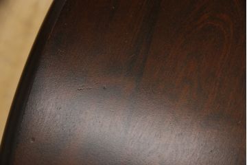 中古　美品　北海道民芸家具　HM4721　樺材　上品でクラシカルな雰囲気を醸し出す丸テーブル(円形テーブル、ラウンドテーブル、ダイニングテーブル、2人掛け、4人掛け、食卓)(R-066824)