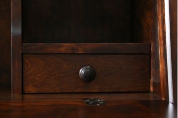 中古　美品　神居民芸　クラシカルな佇まいが魅力のライティングビューロー(簿記机、ワークデスク、在宅用、在宅ワーク用、引き出し、収納棚、戸棚)(R-066826)