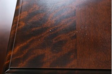 中古　美品　神居民芸　クラシカルな佇まいが魅力のライティングビューロー(簿記机、ワークデスク、在宅用、在宅ワーク用、引き出し、収納棚、戸棚)(R-066826)