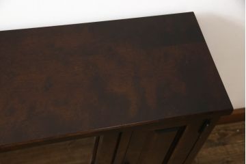 和製ビンテージ　希少な絶版品　北海道民芸家具　品の良い佇まいが魅力の薄型サイドボード(収納棚、戸棚、飾り棚、サイドキャビネット、ヴィンテージ)(R-066827)